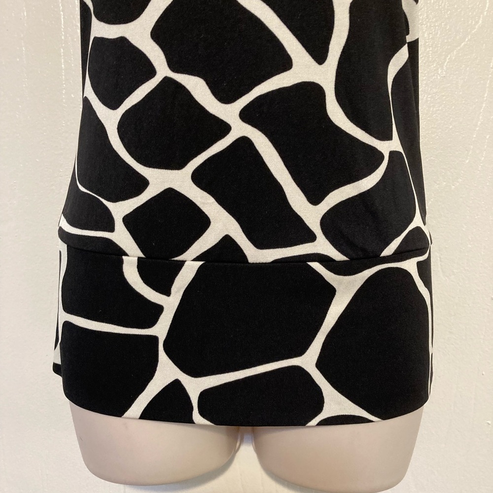 🔥 White House Black market silk Black/white Top size S - Picture 9 of 11